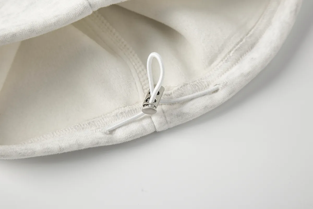 P230 White background picture [Fleet in winter] Style number: 25130# Color: black/navy blue/dark gray/light gray/white gray/beige/light khaki Size: S-XL - Ralph Lauren/Ralph Lauren 2025FW autumn and winter plus velvet contrasting waist design drawstring scimitar version lazy feeling loose couple sweatpants - brushed face velvet lining one piece for winter - custom dyed trouser cord hanging hardware The details are in place - loose fit, scimitar legs, loose upper body without looking too big - RL/lazy autumn and winter sweatpants, a pair of casual sweatpants that are very suitable for CleanFit. Loose fit scimitar fit trousers can be used as couple wear. It has a relaxed feel for daily wear. Contrasting color shakes to increase the overall sense of layering. The sense of drape is visible to the naked eye. The design of the trouser legs can be closed, which can also be very warm and versatile in winter.